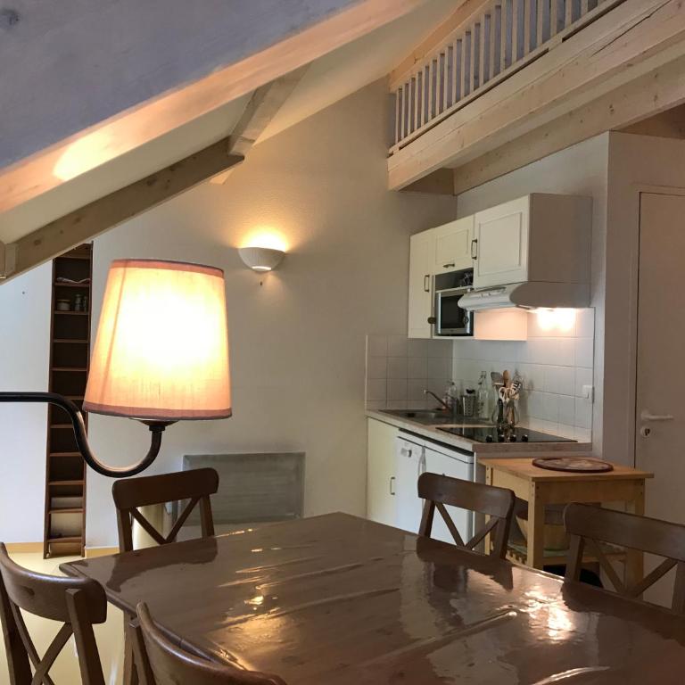 Place de la mairie T2 type loft 70m2 terrasse 35m2 - Appartement 2 Chambres - 16