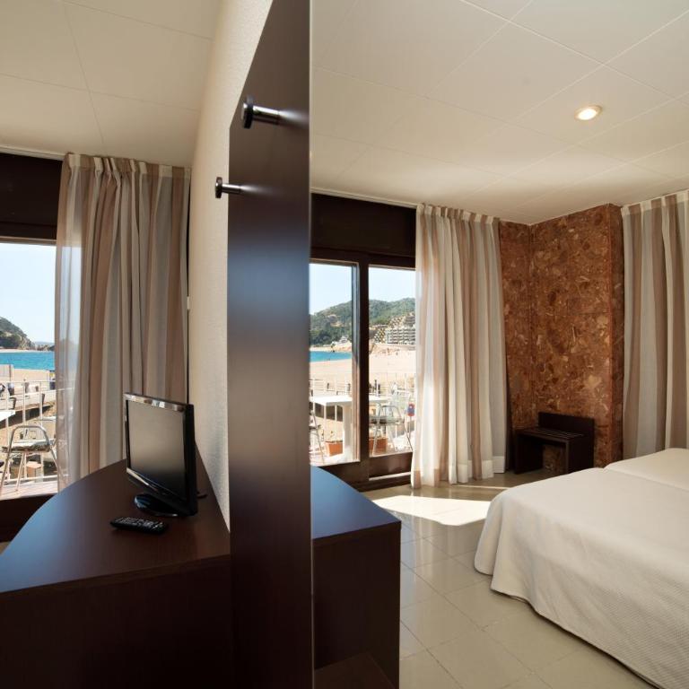 Hotel Capri - Habitación Doble Deluxe con balcón y vistas al mar - 9