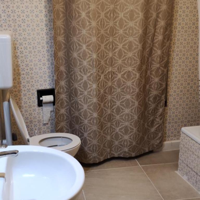 BB Stay Station - Camera Matrimoniale con Bagno in Comune - 29