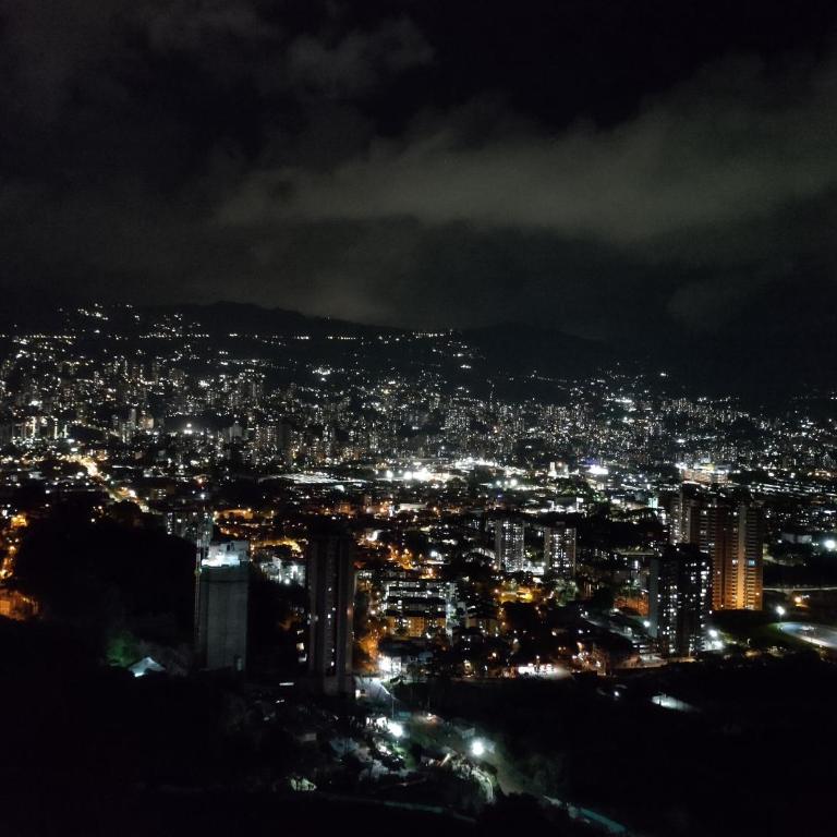 Hermoso Apartamento con vista a todo Medellín - Apartamento de 3 dormitorios - 54