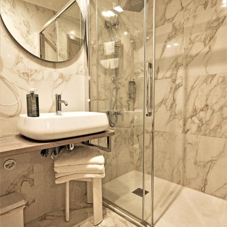 Hotel James Joyce - Camera Quadrupla con Bagno Privato - 2