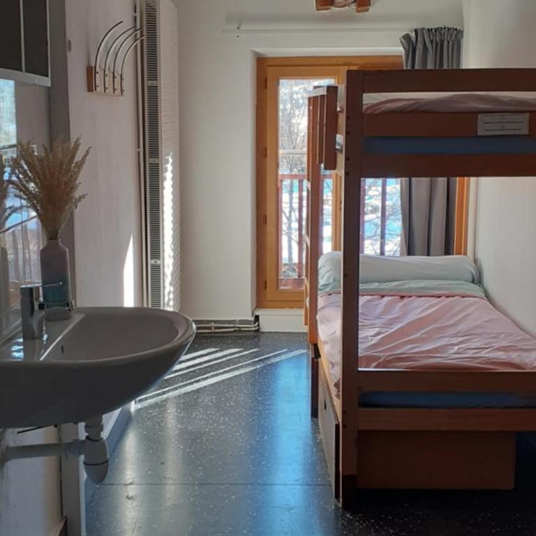 Auberge de Jeunesse HI Serre-Chevalier - Chambre avec 2 Lits Superposés - Salle de Bains Commune - 4