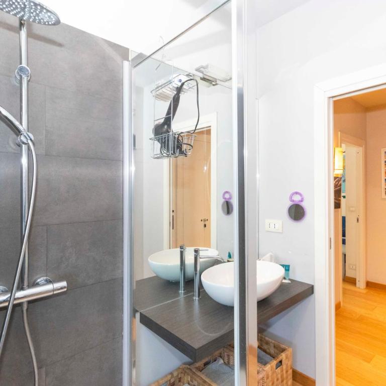 GuestHost - Charming apartment with parking! - Two-Bedroom Apartment - 25