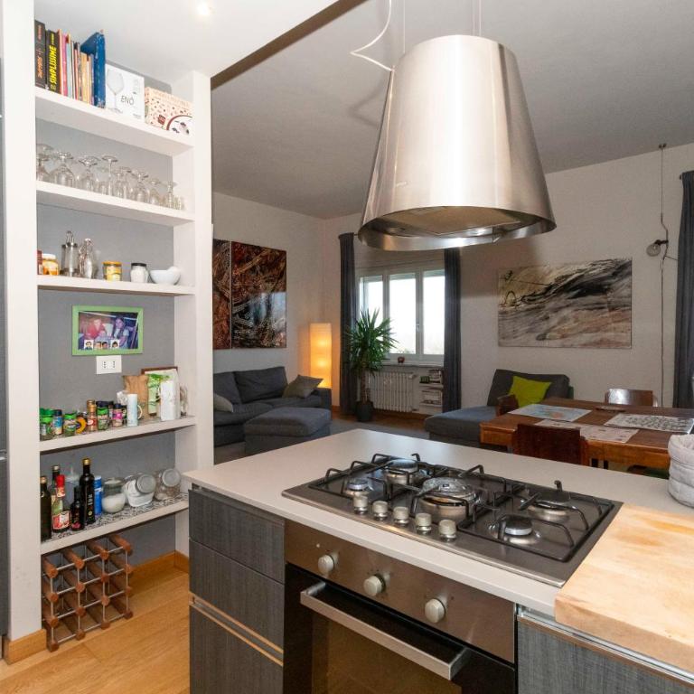 GuestHost - Charming apartment with parking! - Two-Bedroom Apartment - 10