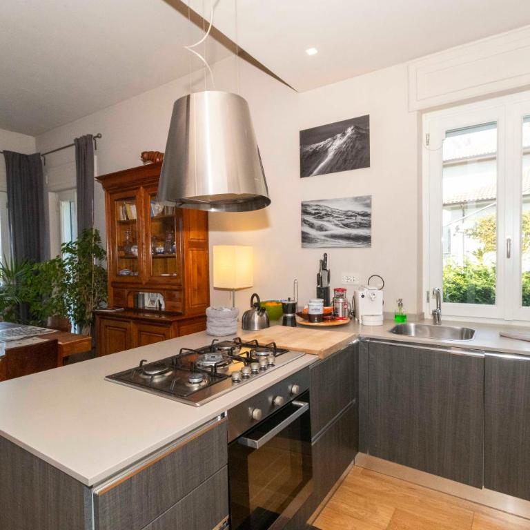 GuestHost - Charming apartment with parking! - Two-Bedroom Apartment - 2