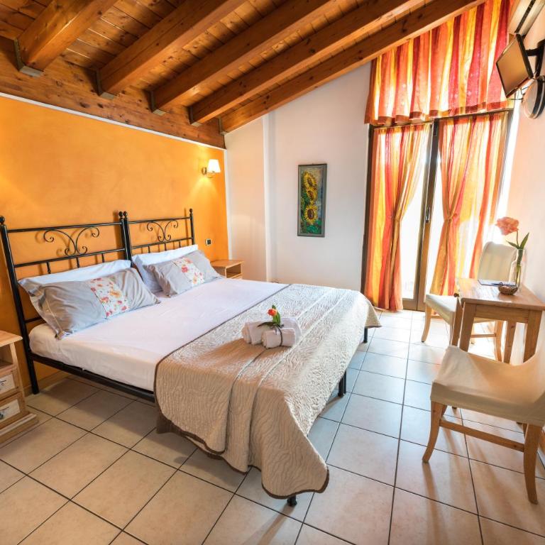Agriturismo Costadoro - Camera Deluxe Matrimoniale/Doppia con Letti Singoli con Vista Lago - 2