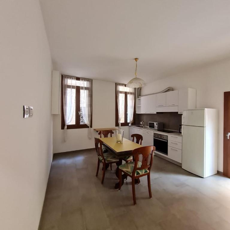 Venice Apartment with Private Courtyard - Three-Bedroom Apartment - 29