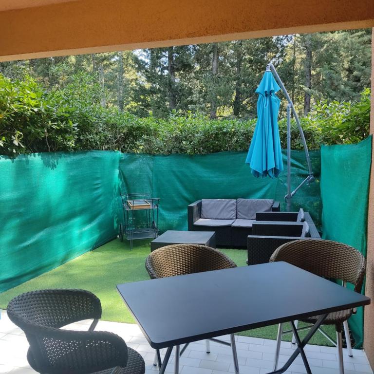 STUDIO RDJ TERRASSE PISCINE SANARY SUR MER Proche plages à pieds - Apartment mit 1 Schlafzimmer - 3