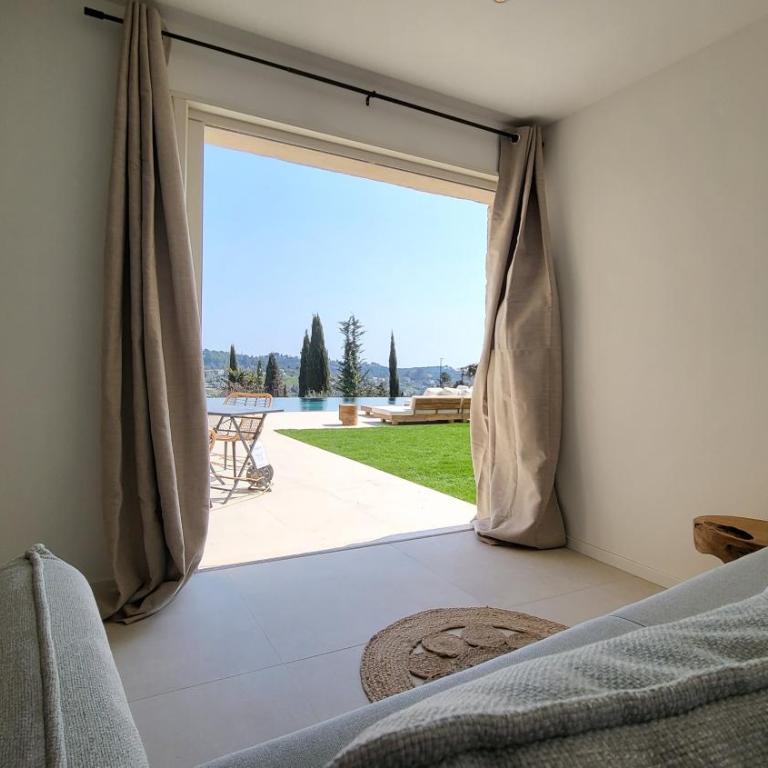 Ideal BnB, Luxury Apartments - Premium Apartment with Pool - 4