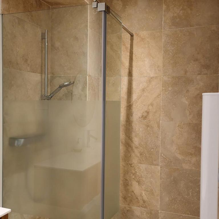 Ideal BnB, Luxury Apartments - Premium Apartment with Pool - 5