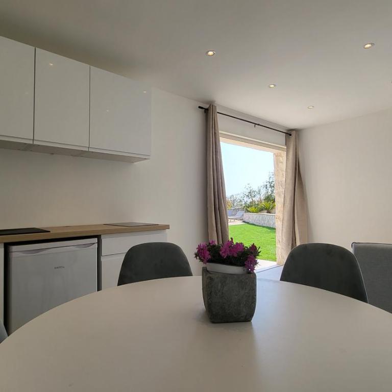 Ideal BnB, Luxury Apartments - Premium Apartment with Pool - 6