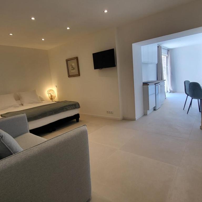 Ideal BnB, Luxury Apartments - Premium Apartment with Pool - 7
