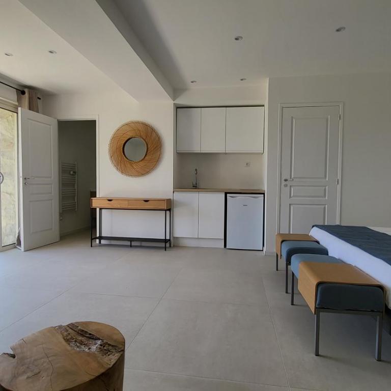 Ideal BnB, Luxury Apartments - Superior Apartment with Pool - 8