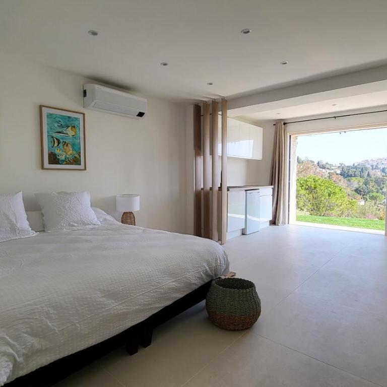 Ideal BnB, Luxury Apartments - Deluxe Apartment with Pool - 3