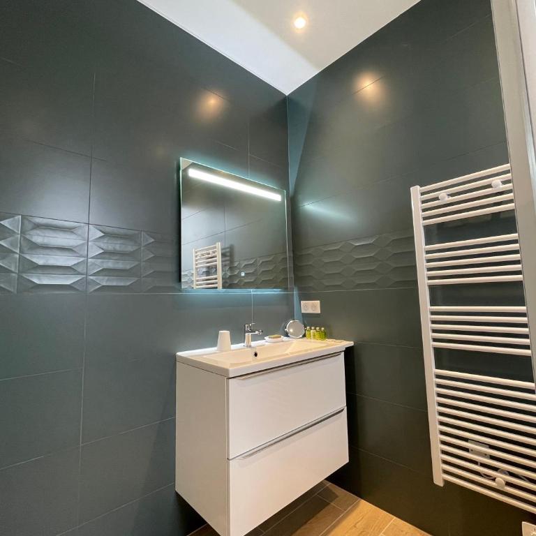 Superbe T3 climatisé - vue port de plaisance - centre historique - balcon - WIFI - 5e avec ascenseur - Appartamento con 2 Camere da Letto - 37