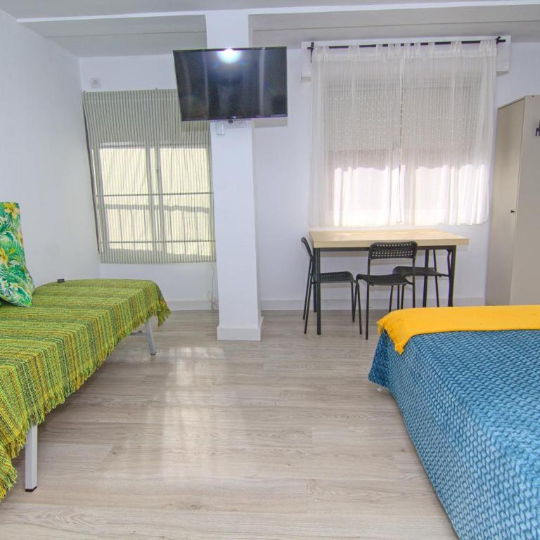 Mercado Huelin Apartments - Standard Triple Studio - 4