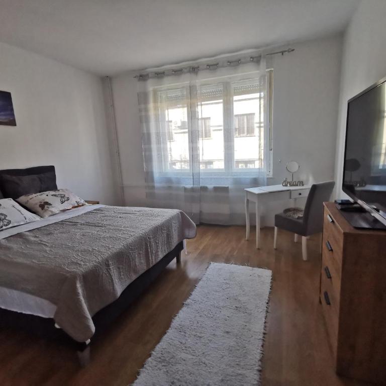 The Location Central Town Apartament - Two-Bedroom Apartment - 3
