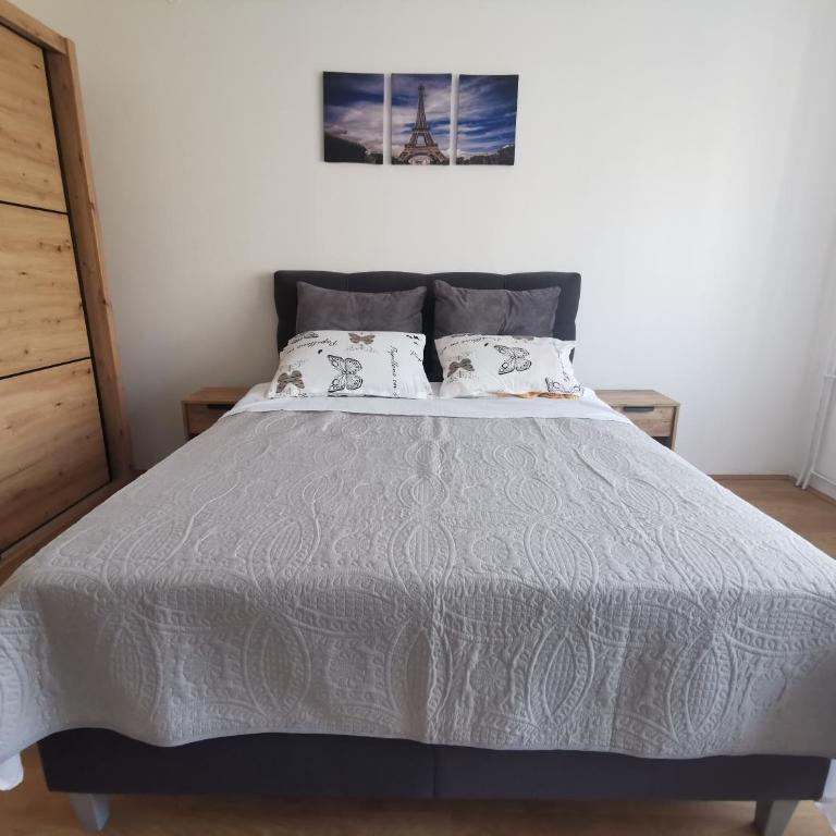 The Location Central Town Apartament - Two-Bedroom Apartment - 2