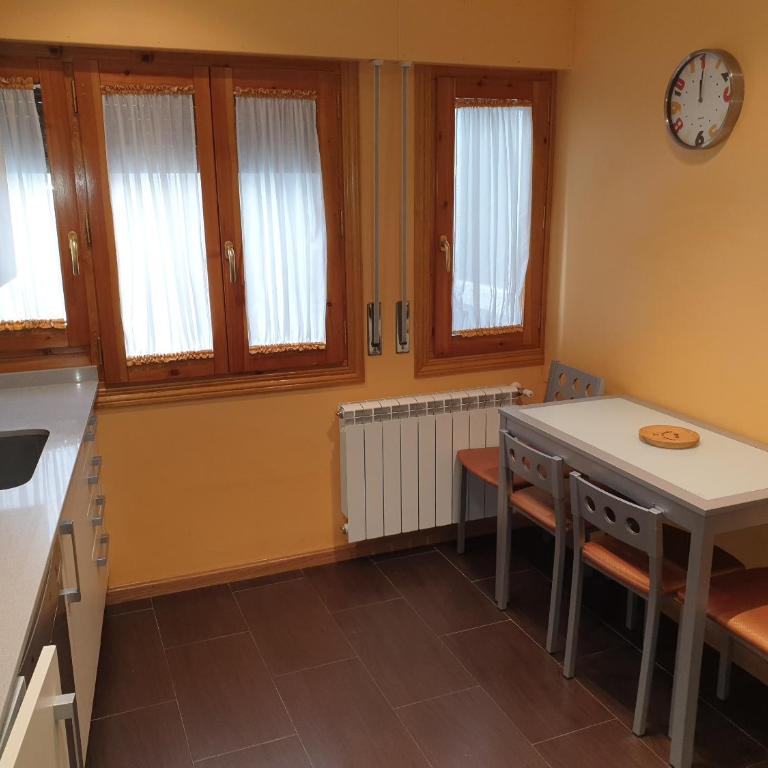 Quintanar Jaca - Three-Bedroom Apartment - 8