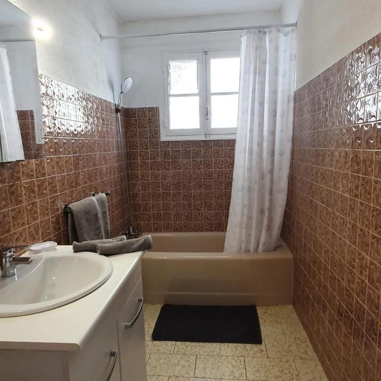 Appartement entier au dessus de villa, climatisation réversible poêle à bois tres chaleureux , wi fi parking privée gratuit situation 500 m, plage et centre ville - Apartment mit 2 Schlafzimmern - 14
