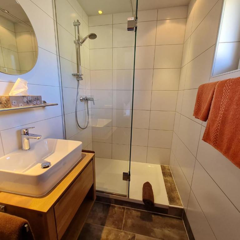 Pension Tulpe - Doppelzimmer mit Dusche - 1