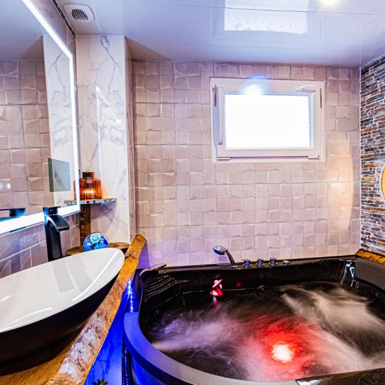Le Néflier Dijon - appart balnéo - SPA romantique pour 2 - Chambre Lit Queen-Size avec Baignoire Spa - 1