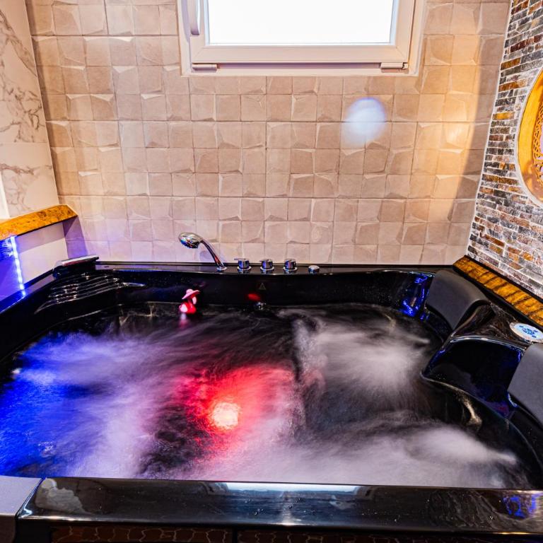 Le Néflier Dijon - appart balnéo - SPA romantique pour 2 - Chambre Lit Queen-Size avec Baignoire Spa - 2