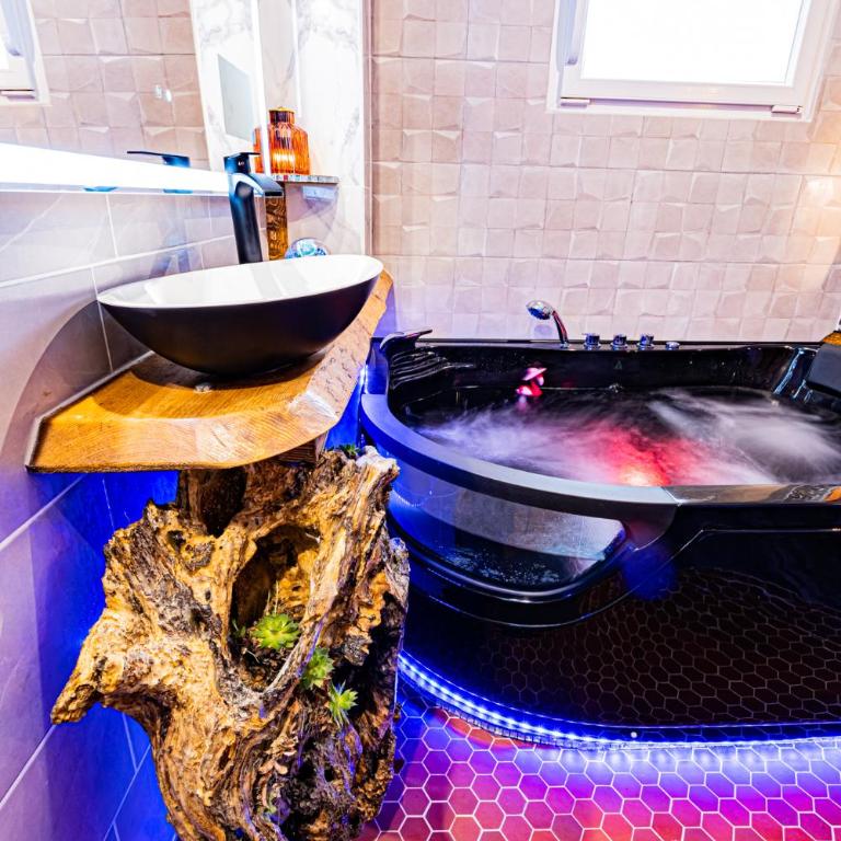 Le Néflier Dijon - appart balnéo - SPA romantique pour 2 - Chambre Lit Queen-Size avec Baignoire Spa - 3