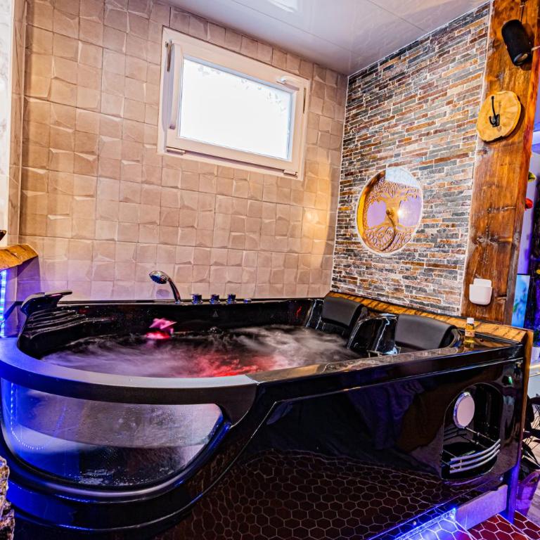 Le Néflier Dijon - appart balnéo - SPA romantique pour 2 - Chambre Lit Queen-Size avec Baignoire Spa - 4