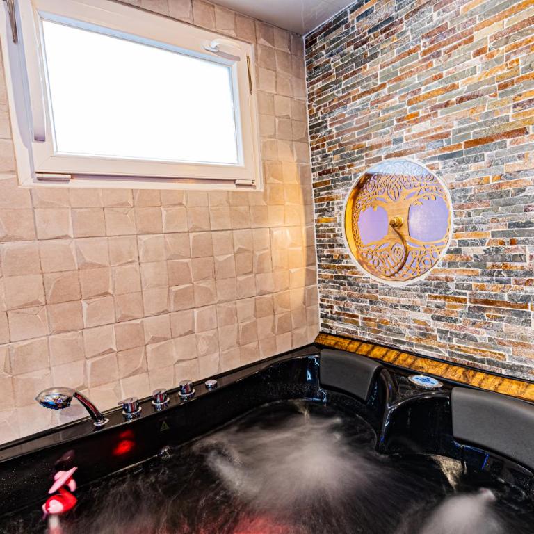 Le Néflier Dijon - appart balnéo - SPA romantique pour 2 - Chambre Lit Queen-Size avec Baignoire Spa - 5