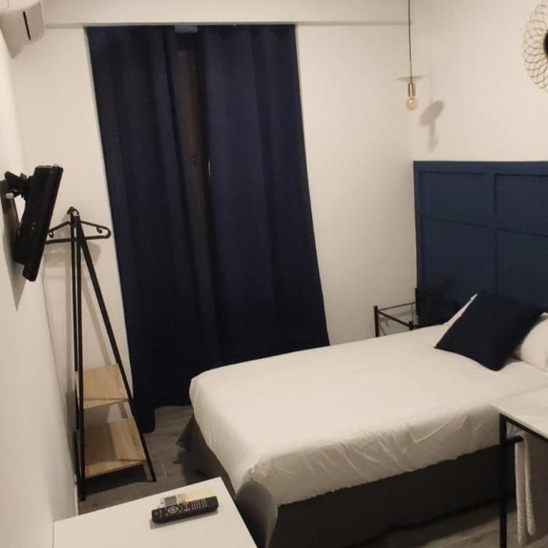 ROOMS Los MONTES - Single Room with Private Bathroom - 1