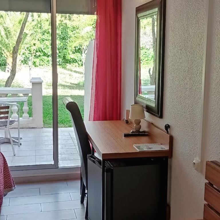 Brit Hotel Confort Hélios Agde - Chambre Double avec Terrasse - Piscine Chauffée et Parking Gratuit - 4