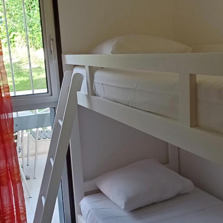 Brit Hotel Confort Hélios Agde - Chambre Familiale (2 Adultes + 2 Enfants) avec Terrasse - Piscine Chauffée et Parking Gratuit - 5