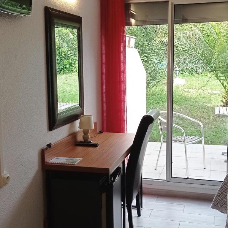Brit Hotel Confort Hélios Agde - Chambre Double avec Terrasse - Piscine Chauffée et Parking Gratuit - 10