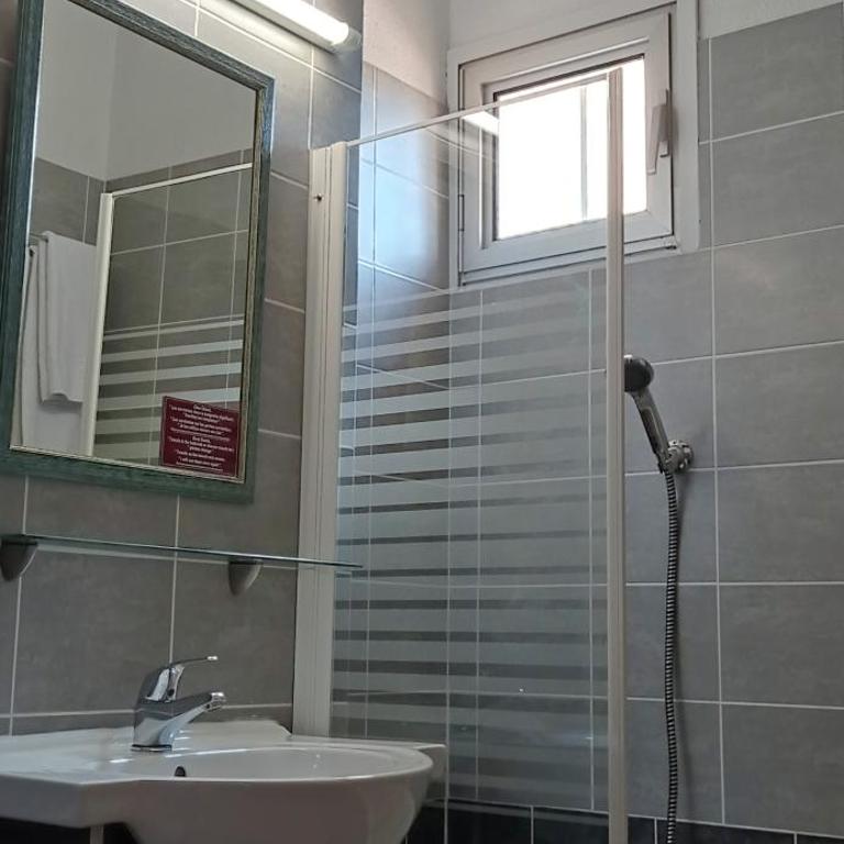 Brit Hotel Confort Hélios Agde - Chambre Double - Piscine Chauffée et Parking Gratuit - 6