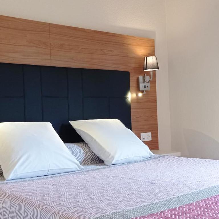 Brit Hotel Confort Hélios Agde - Chambre Double - Piscine Chauffée et Parking Gratuit - 1
