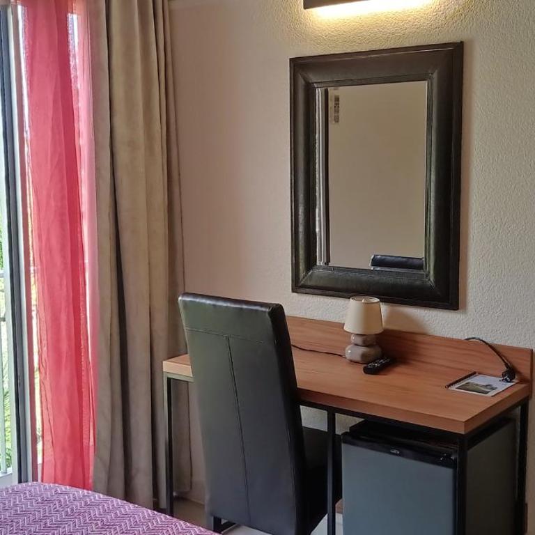 Brit Hotel Confort Hélios Agde - Chambre Double - Piscine Chauffée et Parking Gratuit - 4