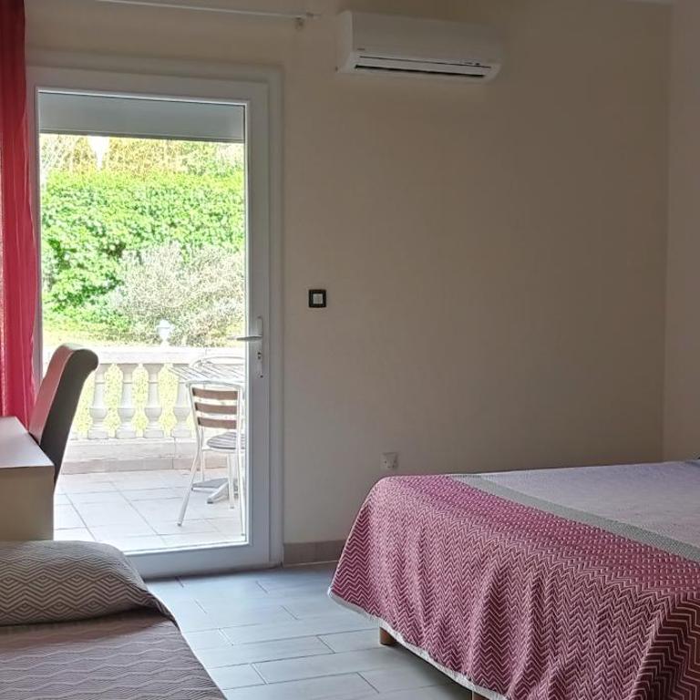 Brit Hotel Confort Hélios Agde - Chambre Triple avec Terrasse - Piscine Chauffée et Parking Gratuit - 3