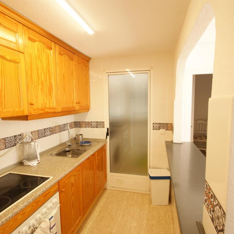 Apartamento con terraza y piscina a 300m de playa - Two-Bedroom Apartment - 11