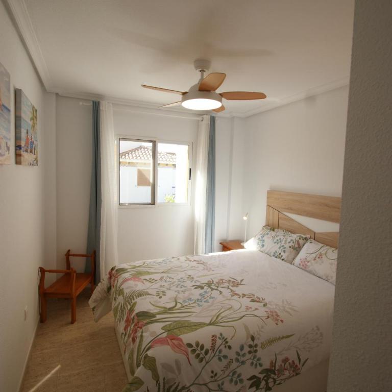 Apartamento con terraza y piscina a 300m de playa - Two-Bedroom Apartment - 8