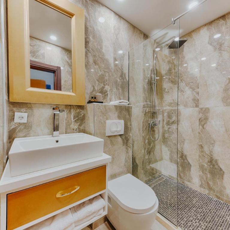AM Palace - Deluks Dvokrevetna Soba sa Bračnim Krevetom i Balkonom - 2