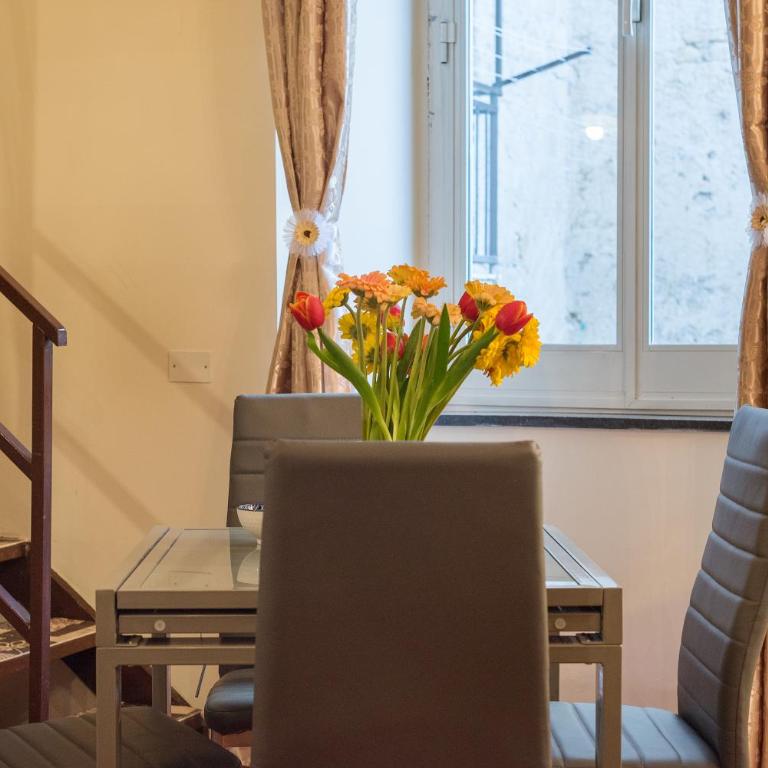 Napoli centro, a windows on the monuments - Appartamento con 1 Camera da Letto - 16