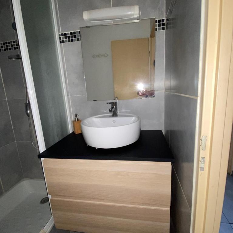 Studio dans résidence avec piscine et tennis - One-Bedroom Apartment - 15