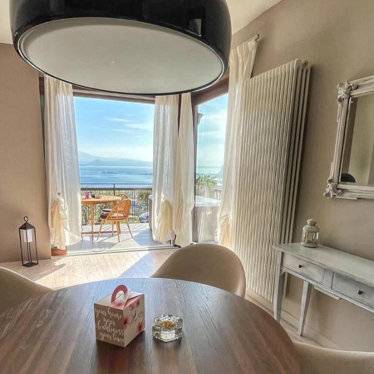 Casa Veronica - Appartamento Deluxe con 2 Camere da Letto, Jacuzzi e Vista Lago - 10