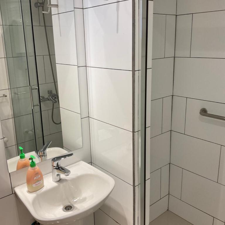 Hostal Balmaceda - Habitación Doble con baño privado - 2