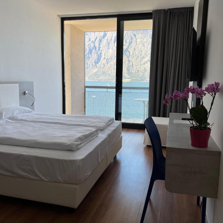 Wind Hotel - Camera Tripla con Vista Lago - 1
