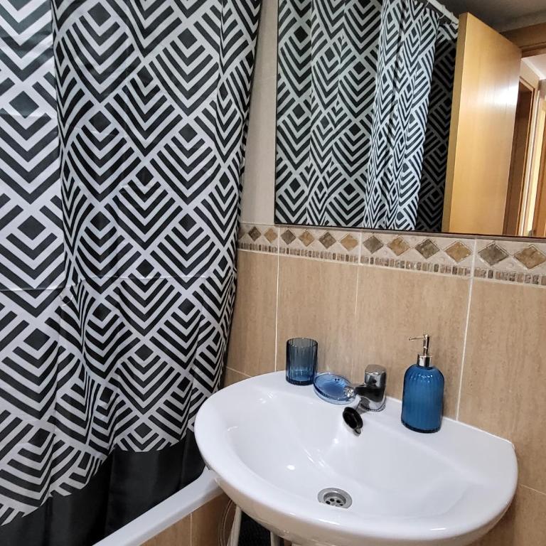 Bajo de esencia relajante con piscina privada y patio! - Apartamento de 2 dormitorios - 28