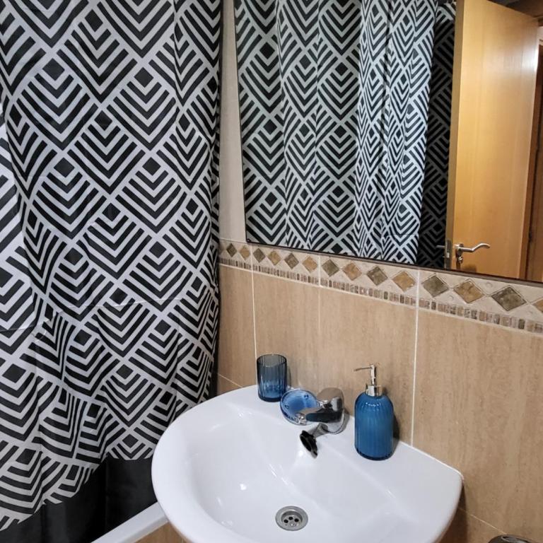 Bajo de esencia relajante con piscina privada y patio! - Apartamento de 2 dormitorios - 27
