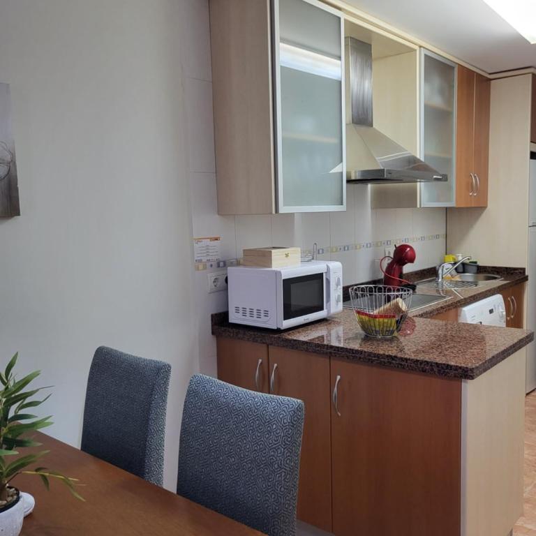 Bajo de esencia relajante con piscina privada y patio! - Apartamento de 2 dormitorios - 69