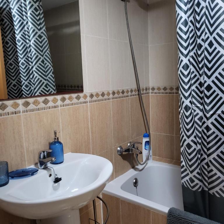 Bajo de esencia relajante con piscina privada y patio! - Apartamento de 2 dormitorios - 81